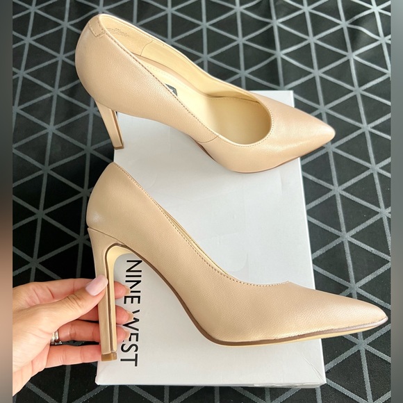 Nine West women nude pumps size 5 heels pointed toe - Picture 3 of 6